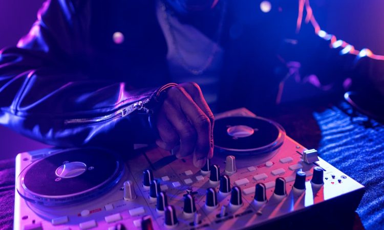 Transforma tu evento con un DJ profesional